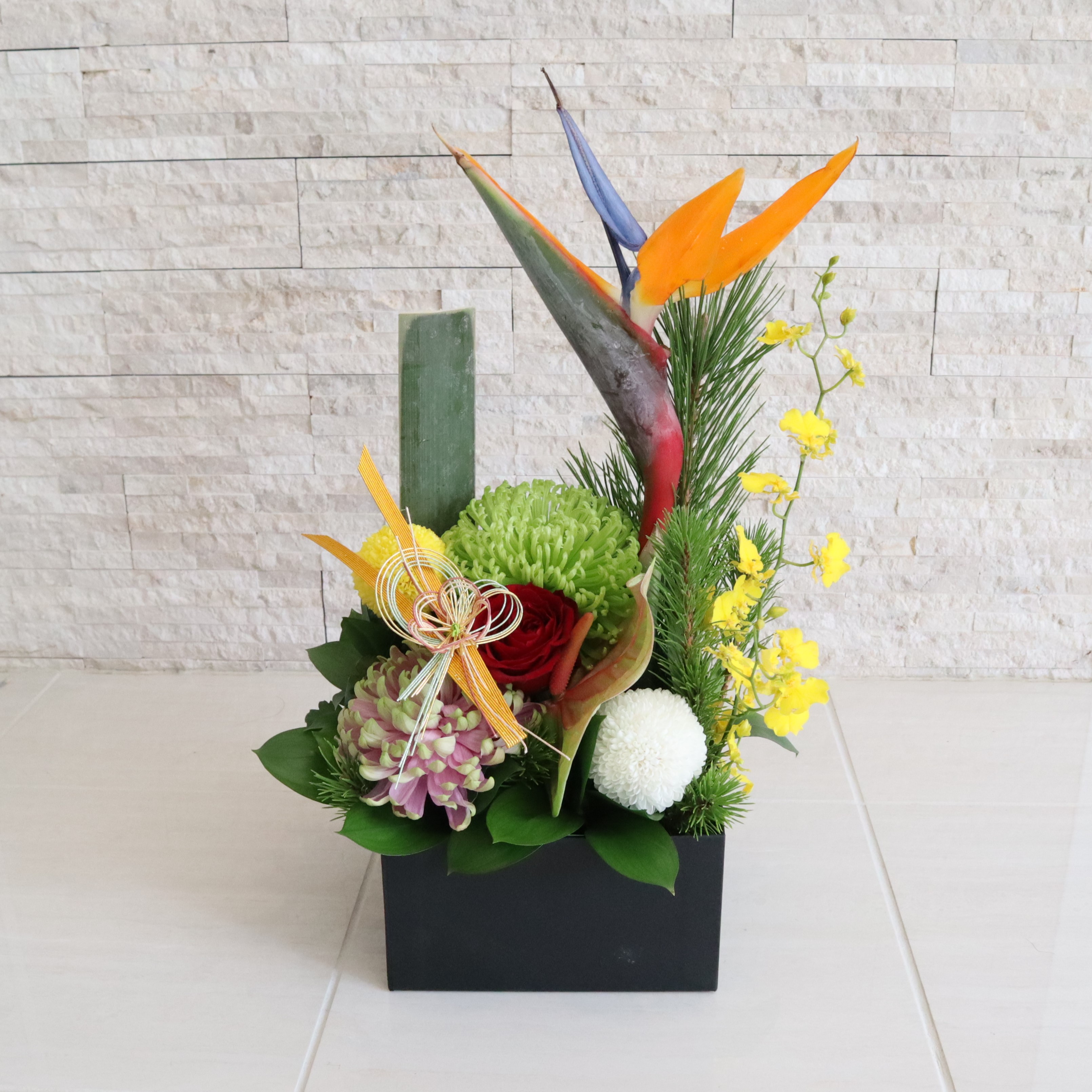 送料無料 お正月 ストレリチア オンシジューム マムを使った和モダンアレンジメント